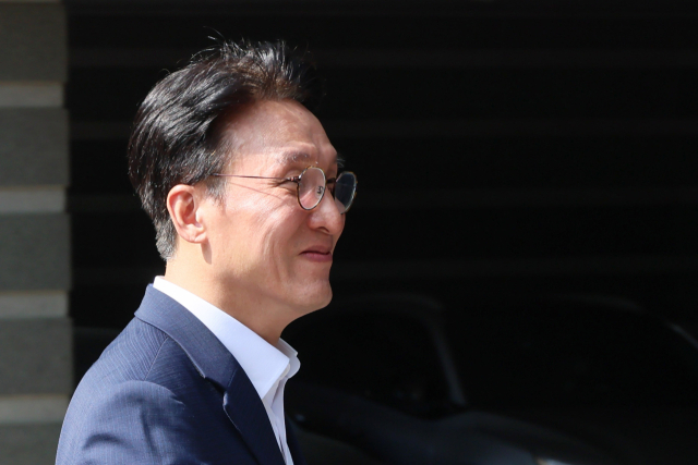 김민석 국무총리 후보자가 17일 서울 종로구 통의동 금융감독연수원에 마련된 청문회 준비단 사무실로 출근하고 있다. 연합뉴스