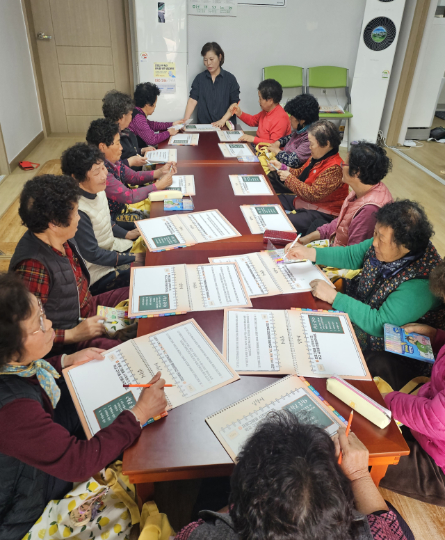 지난 3월 영양군 입암면 할머니들이 입암면 건강마을 마음학교 입학식과 함께 그동안 살아온 인생에 대해서 되돌아 보는 기행문 쓰기를 진행하고 있다. 영양군 제공