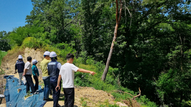 경북교육청 안동교육지원청과 한국교육시설안전원이 지난 11일 여름 장마철을 대비해 경안중학교 절토 사면에 대한 합동 점검을 시행하고 있다. 한국교육시설안전원 제공