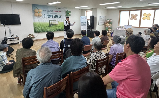 방송인 한기웅 씨가 산불 피해를 입은 마을 주민들을 찾아 노래와 색소폰 연주를 들려주며 따뜻한 위로를 전하고 있다. 의성군 제공.