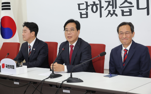 국민의힘 송언석 신임 원내대표(가운데)가 17일 국회 원내대표실에서 강훈식 대통령 비서실장(왼쪽)과 우상호 대통령실 정무수석을 접견해 발언하고 있다. 연합뉴스