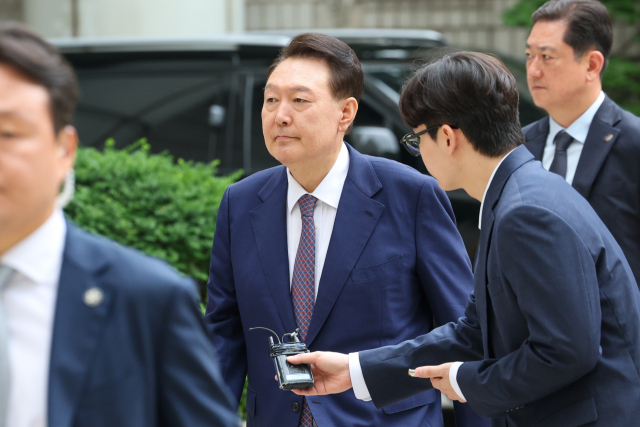 윤석열 전 대통령이 16일 서울 서초구 서울중앙지방법원에서 열린 내란 우두머리 혐의·직권남용 권리행사 방해 혐의 사건 7차 공판에 출석하고 있다. 연합뉴스