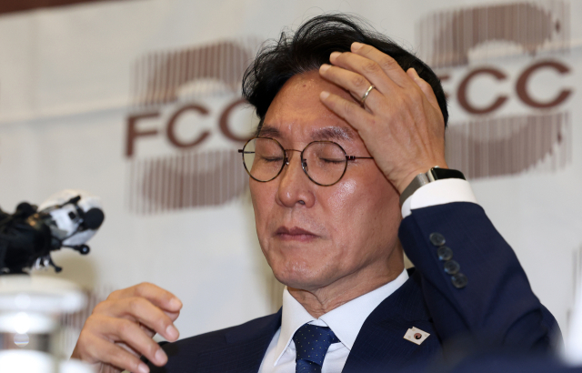 김민석 국무총리 후보자가 17일 서울 중구 한국프레스센터에서 열린 외신기자 간담회에 참석해 머리를 넘기고 있다. 연합뉴스
