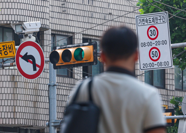 17일 대구 동구 신암초등학교 앞 어린이보호구역에 오전 8시부터 오후 8시까지는 30km/h, 오후 8시부터 오전 8시까지는 50km/h 제한속도가 적용됨을 알리는 표지판이 설치돼 있다. 안성완 기자 asw0727@imaeil.com