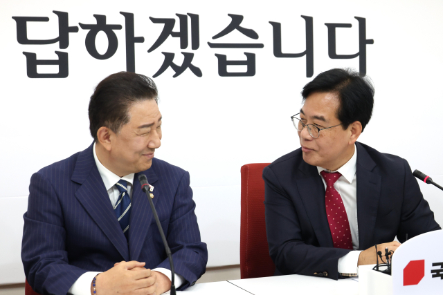더불어민주당 김병기 당 대표 직무대행 겸 원내대표(왼쪽)가 17일 서울 여의도 국회에서 국민의힘 송언석 원내대표를 예방해 인사하고 있다. 연합뉴스