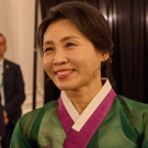 G7 참석 김혜경 여사 한복 차림에 사진 요구 쇄도