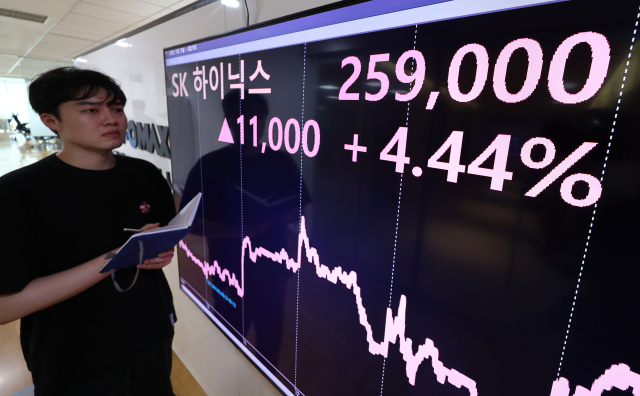 SK하이닉스 주가가 장중 26만원까지 오르면서 52주 신고가를 기록한 17일 서울 종로구 연합인포맥스 현황판에 SK하이닉스 주가가 표시되고 있다. 연합뉴스