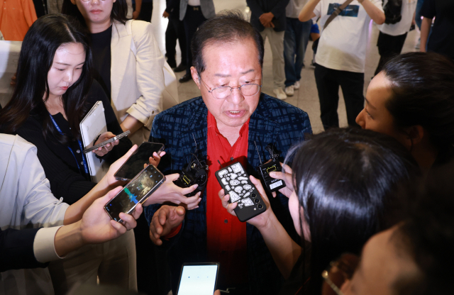 홍준표 전 대구시장이 지난 2025년 6월 17일 인천국제공항 제1여객터미널을 통해 귀국한 뒤 취재진과 인터뷰하고 있다. 홍 전 시장은 지난 4월 국민의힘 대선 후보 경선에서 패배한 뒤 탈당하고 미국 하와이에 머물렀다. 연합뉴스