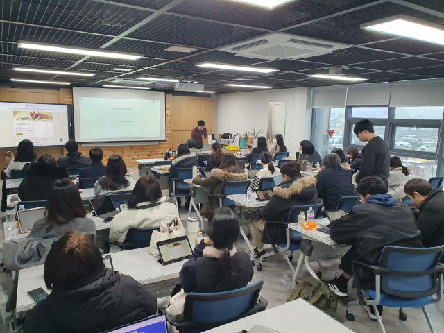 경북교육청이 디지털 교과서의 안정적인 도입과 이용을 위해 교사들을 대상으로 운영 방법에 대해 연수하고 있다. 경북교육청 제공