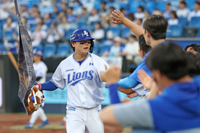 삼성 라이온즈의 박승규가 17일 대구에서 열린 두산 베어스와의 경기 3회말 우월 솔로 홈런을 친 뒤 덕아웃으로 들어오자 동료들이 반겨주고 있다. 삼성 제공