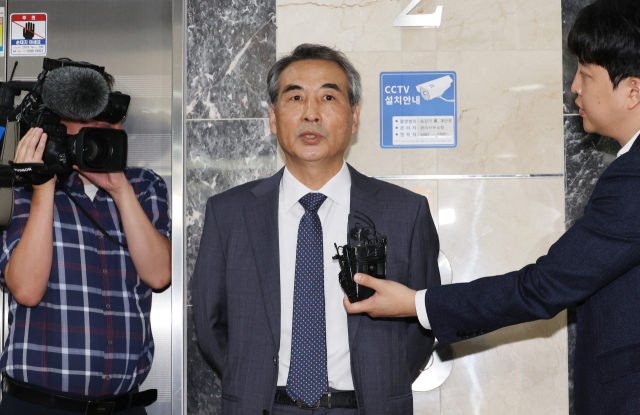 윤석열 전 대통령의 부인 김건희 여사 의혹을 수사할 민중기 특별검사가 17일 서울 서초구 사무실 앞에서 취재진의 질문에 답하고 있다. 연합뉴스