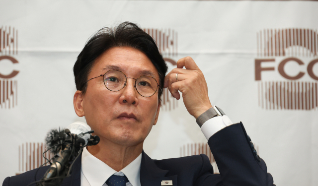 김민석 국무총리 후보자가 17일 서울 중구 한국프레스센터에서 열린 외신기자 간담회에 참석해 머리를 넘기고 있다. 연합뉴스