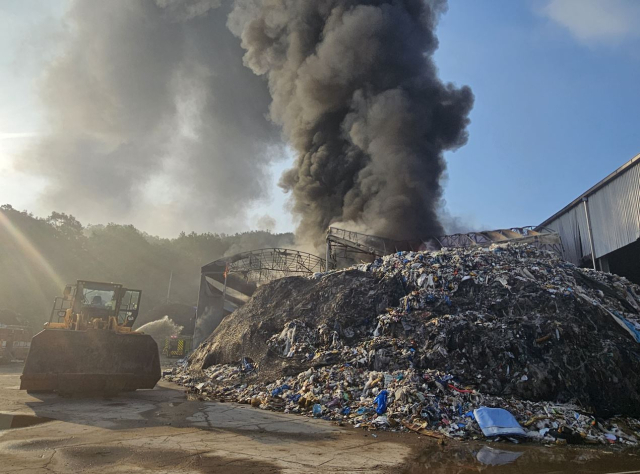 18일 오전 상주시 낙동면에 있는 A환경업체의 자원재활용시설 야적장이 불길에 휩싸이고 있다. 상주 소방서 제공
