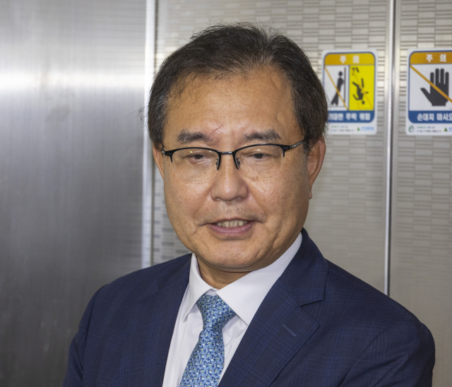 순직 해병 수사 방해 의혹 사건을 수사하는 이명현 특별검사가 17일 서울 서초구 자신의 사무실에 출근길에 취재진과 만나 인터뷰하고 있다. 연합뉴스