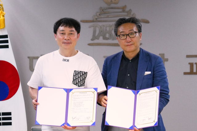 대경대 연기예술과 상하이프린지페스티발 업무협약 모습. 왼쪽부터 라뤠민 대표와 김건표 교수