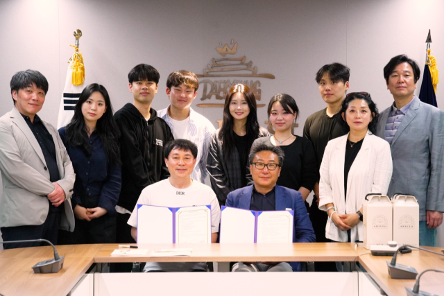 대경대 연기예술과 교수와 전공학생, 이훈경(맨 오른쪽) 한국문화예술위 위원의 모습.