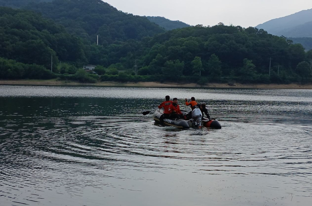 지난 17일 경북 구미시 옥성면의 한 저수지에서 낚시대를 건지러 물에 들어간 60대 남성이 숨지는 사고가 발생했다. 경북소방본부 제공