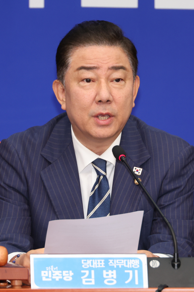 더불어민주당 김병기 당대표 직무대행 겸 원내대표가 18일 서울 여의도 국회에서 열린 최고위원회의에서 발언하고 있다. 연합뉴스