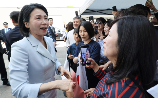 G7 정상회의에 참석하는 이재명 대통령과 함께 캐나다를 방문한 김혜경 여사가 17일(현지시간) 캘거리 한인회관에서 캐나다 서부 동포사회와의 대화 참석 전 환영 나온 교포들과 인사하고 있다. 연합뉴스