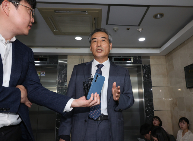 윤석열 전 대통령의 부인 김건희 여사 의혹을 수사할 민중기 특별검사가 17일 서울 서초구 사무실 앞에서 취재진의 질문에 답하고 있다. 연합뉴스