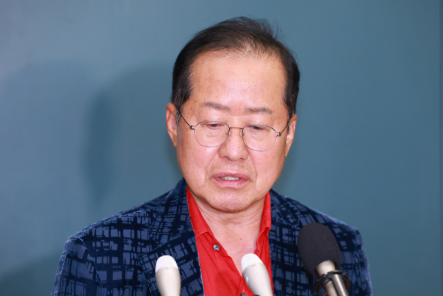 홍준표 전 대구시장이 17일 인천국제공항 제1여객터미널을 통해 귀국, 취재진과 인터뷰하고 있다. 홍 전 시장은 지난 4월 국민의힘 대선 후보 경선에서 패배한 뒤 탈당하고 미국 하와이에 머물렀다. 연합뉴스