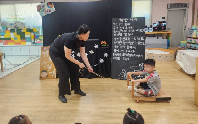 18일 오전 청송 파천초등학교 병설유치원 교실에서 파천초 유아 8명과 청송어린이집 유아 22명 등 총 30명이 참석한 가운데 인형극