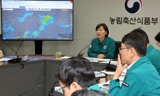 송미령 농림축산식품부 장관이 12일 정부세종청사 농업재해대책상황실에서 여름철 본격적인 장마에 대비해 농업분야 취약시설 사전점검 및 재해 예방대책 추진상황 점검을 위한 회의를 주재하고 있다. 연합뉴스
