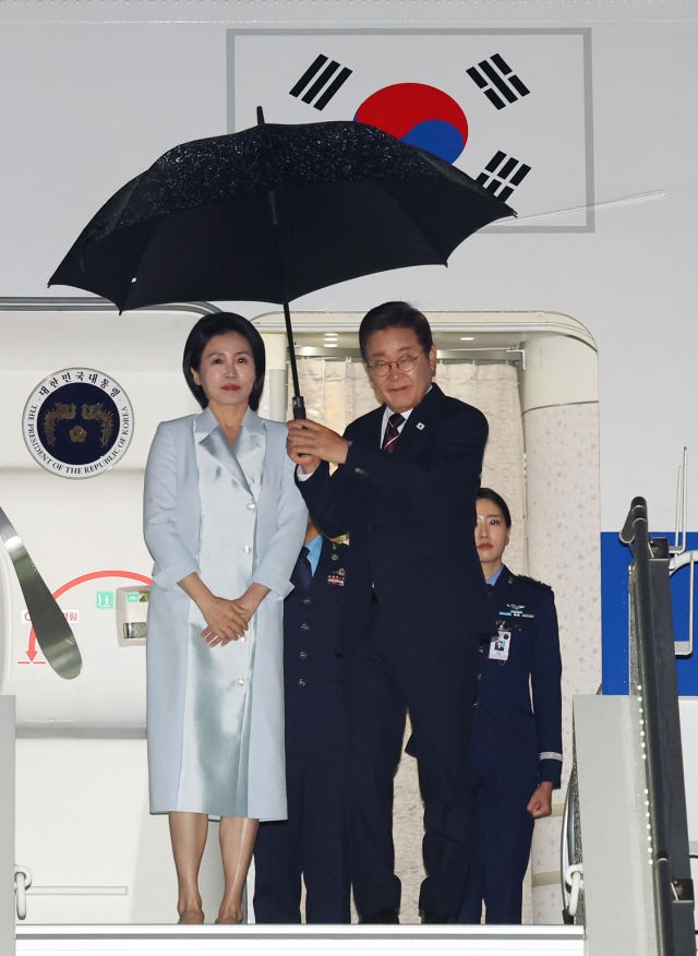 이재명 대통령과 김혜경 여사가 17일(현지시간) 51차 주요 7개국(G7) 정상회의 일정을 마치고 캐나다 캘거리 국제공항에서 귀국하며 공군 1호기에 오르고 있다. 연합뉴스