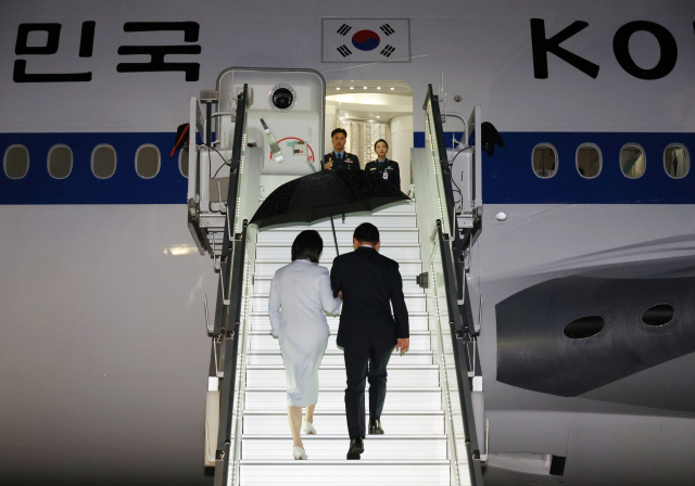 이재명 대통령과 김혜경 여사가 17일(현지시간) 51차 주요 7개국(G7) 정상회의 일정을 마치고 캐나다 캘거리 국제공항에서 귀국하며 공군 1호기에 오르고 있다. 연합뉴스