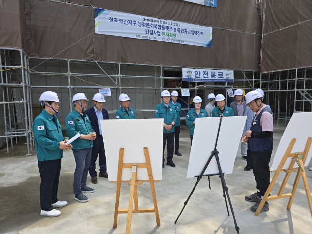 경상북도의회 건설소방위원회가 17일 포항과 칠곡을 잇는 주요 사업 현장을 방문해 관계자들과 소통하며 애로사항을 청취했다. 경북도의회 제공