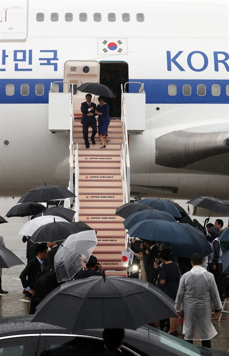 G20 정상회의에 참석하는 문재인 대통령과 김정숙 여사가 2019년 6월 27일 오후 오사카 간사이 국제공항에 도착한 공군 1호기에서 내리고 있다. 연합뉴스
