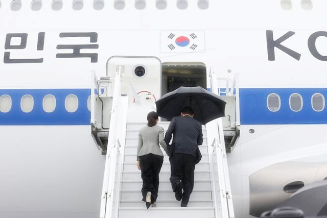 윤석열 대통령과 김건희 여사가 3박 4일간의 미국 방문을 마치고 2022년 9월 22일(현지시간) 미국 뉴욕 JFK공항에서 캐나다로 향하는 공군 1호기에 오르고 있다. 연합뉴스