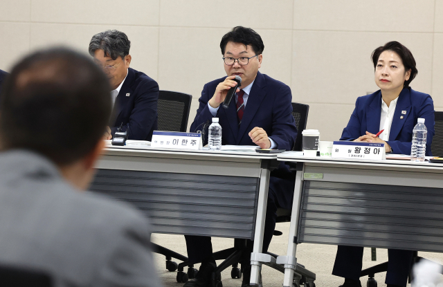 국정기획위원회 이한주 위원장이 18일 정부세종컨벤션센터에서 열린 경제2분과 종소벤처기업부 업무보고에서 인사말을 하고 있다. 연합뉴스