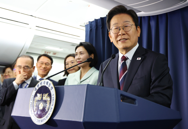 이재명 대통령이 16일(현지시간) 주요 7개국(G7) 정상회의 참석을 위해 캐나다 앨버타주 캘거리로 향하며 공군 1호기에서 기자간담회를 하고 있다. 연합뉴스