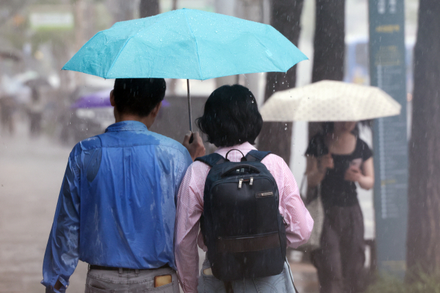 전국 곳곳 비가 내린 지난 16일 서울 서대문구에서 상의가 비에 젖은 시민이 우산을 쓰고 이동하고 있다. 연합뉴스