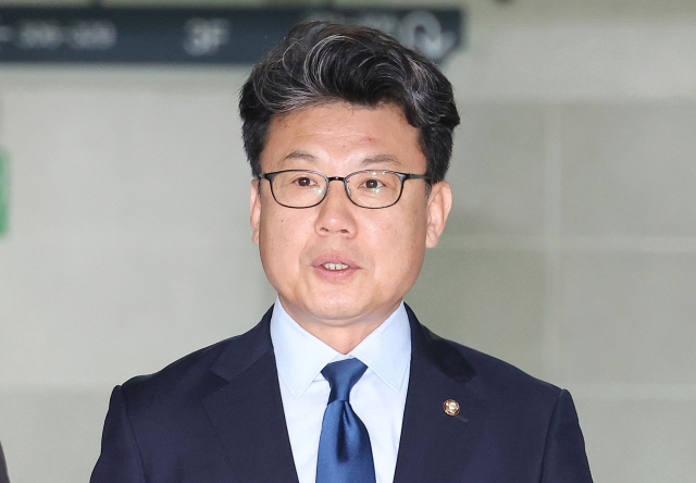 더불어민주당 진성준 정책위의장이 18일 서울 여의도 국회 의원회관에서 대통령실과 정부, 여당 등이 함께하는 추경안 관련 회의에 참석하기 위해 이동하고 있다. 연합뉴스