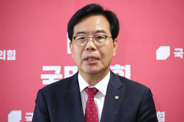 국민의힘 송언석 원내대표가 18일 국회 원내대표실에서 당 3선, 4선 의원들과 간담회를 마친 뒤 발언하고 있다. 연합뉴스