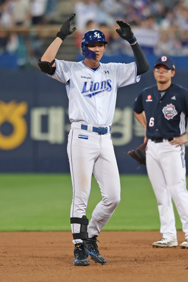 삼성 라이온즈의 구자욱이 18일 대구에서 열린 두산 베어스와의 경기 8회말 동점 적시 2루타를 터뜨린 뒤 세리머니를 하고 있다. 삼성 제공