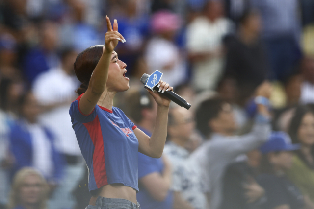 다저스타디움에서 스페인어로 미국 국가를 부르는 가수 네자. AP=연합뉴스
