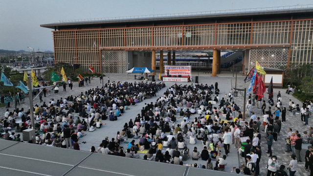 납 제련 공장 설립과 관련, 성난 영주시민들이 영주역 광장에 모여 영주시와 지역 정치권을 성토하는 집회를 벌이고 있다. 마경대 기자