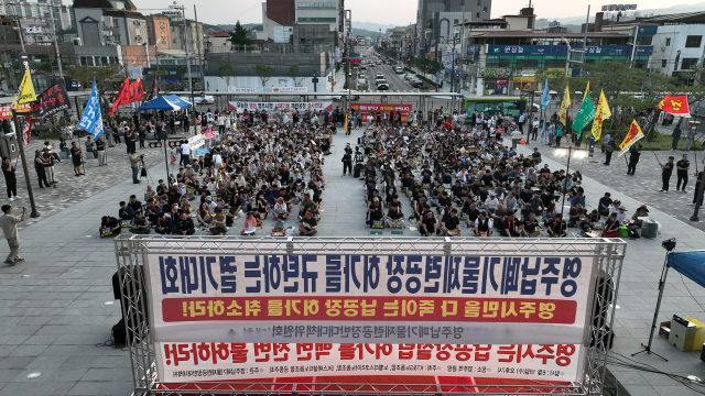 납 제련 공장 설립과 관련, 성난 영주시민들이 영주역 광장에 모여 영주시와 지역 정치권을 성토하는 집회를 벌이고 있다. 마경대 기자
