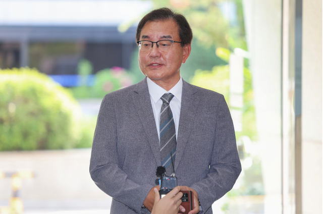 순직 해병 수사 방해 의혹 사건을 수사하는 이명현 특별검사가 19일 서울 서초구 사무실로 출근하며 취재진 질문에 답하고 있다. 연합뉴스