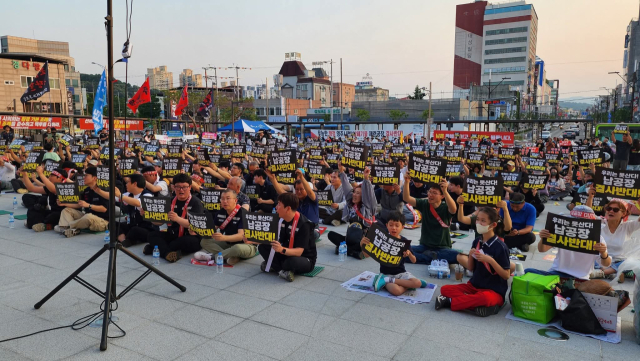 납 제련 공장 설립과 관련, 성난 영주시민들이 영주역 광장에 모여 영주시와 지역 정치권을 성토하는 집회를 벌이고 있다. 시민연대 제공