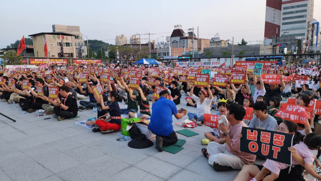 납제련소 설립과 관련, 성난 영주시민들이 영주역 광장에 모여 영주시와 지역 정치권을 성토하는 집회를 벌이고 있다. 시민연대 제공