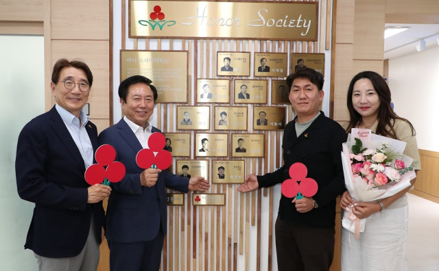 한국축산 황종범(오른쪽 두번째) 대표 아너소사이어티 가입식. 안동시 제공