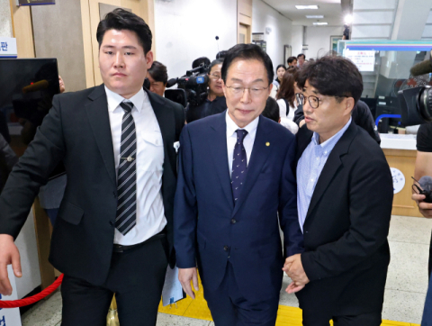 [포토뉴스] 법원 나서는 임종식 경북도 교육감