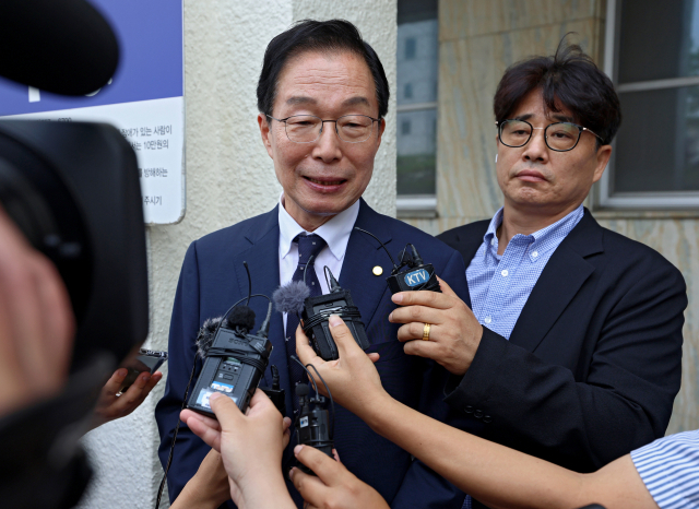 뇌물 혐의 등으로 1심에서 징역 2년 6개월을 선고받은 임종식 경북도교육감이 19일 대구지법에서 열린 2심 재판에서 무죄를 선고 받은 후 취재진의 질문에 답하고 있다. 김영진 기자 kyjmaeil@imaeil.com