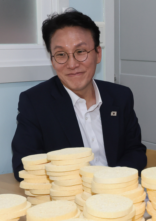 김민석 국무총리 후보자가 19일 서울 영등포구 꿈더하기 사회적협동조합에서 열리는 발달장애인 일자리 현장 간담회에 앞서 종사자들의 작업현장을 둘러보고 있다. 연합뉴스