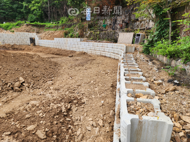 19일 청송군 청송군 부곡리 달기약수터. 장마를 앞두고 마을과 산의 경계에 콘크리트 옹벽을 쌓여져 있는 모습. 며칠 뒤 장마가 예고돼 있어서 현장 근무자들의 손이 바빴다. 전종훈 기자