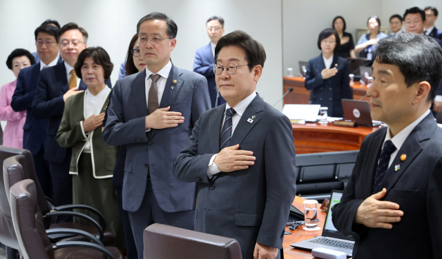 이재명 대통령이 19일 용산 대통령실에서 열린 국무회의에서 국기에 경례하고 있다. 연합뉴스